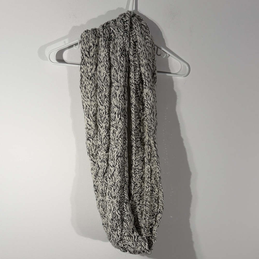 American Eagle Outfitters Black and White Knit Scarf